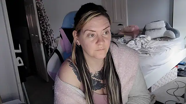 AureliaXOX online show from 23, 2, 2025