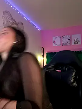 SallyWhitee online show from 3, 6, 2026