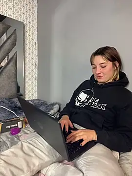 Maggie Geller online show from 5, 3, 2025