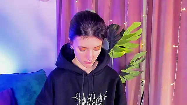 roxy riot  online show from 15, 2, 2025