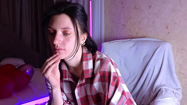 roxy riot  online show from 17, 2, 2025