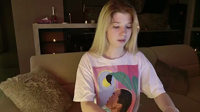 Snapshot of Bella_amory chatting on 8, 2, 2025 Bella amory online show from 8, 2, 2025