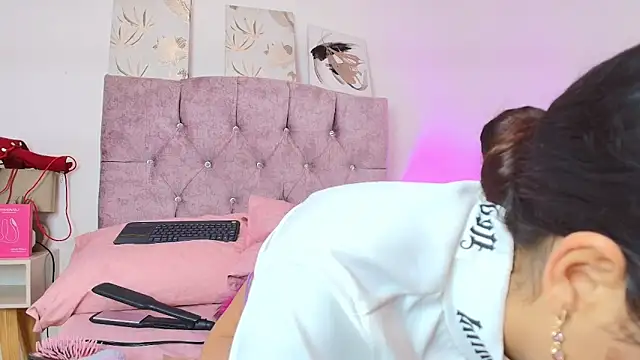 Skye Moore online show from 5, 3, 2026