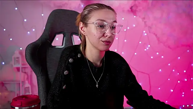 Snapshot of PhilippaAdamas chatting on 8, 3, 2025 PhilippaAdamas online show from 8, 3, 2025