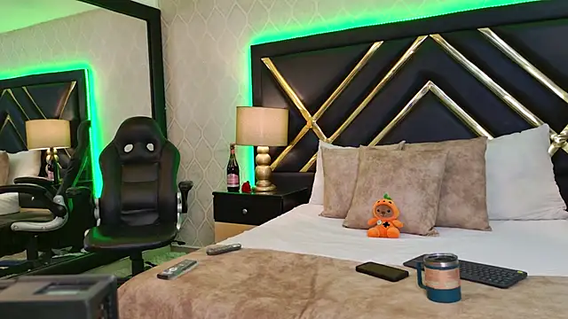 SophieWinsloow online show from 22, 10, 2025