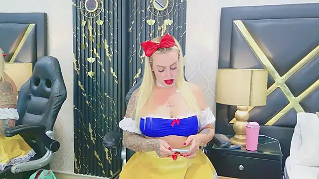 Snapshot of SophieWinsloow chatting on 17, 4, 2026 SophieWinsloow online show from 17, 4, 2026