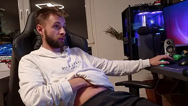 ademandjulia online show from 13, 1, 2026