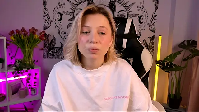 Snapshot of EllySunlover chatting on 13, 3, 2025 EllySunlover online show from 13, 3, 2025