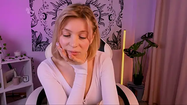 Snapshot of EllySunlover chatting on 21, 3, 2025 EllySunlover online show from 21, 3, 2025