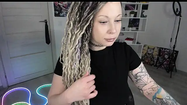 Snapshot of HoneySallyMoore chatting on 28, 4, 2026 HoneySallyMoore online show from 28, 4, 2026
