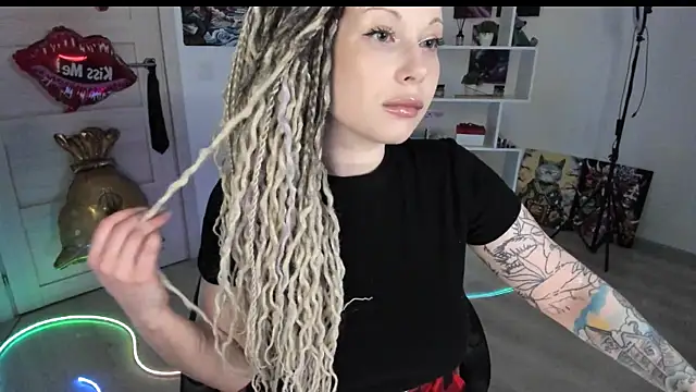 Snapshot of HoneySallyMoore chatting on 1, 5, 2026 HoneySallyMoore online show from 1, 5, 2026