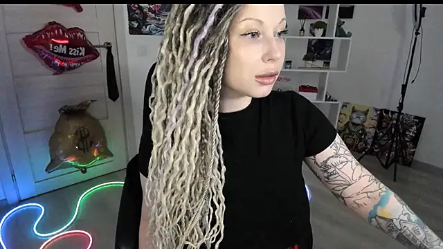 Snapshot of HoneySallyMoore chatting on 3, 5, 2026 HoneySallyMoore online show from 3, 5, 2026