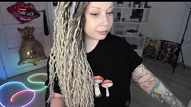 Snapshot of HoneySallyMoore chatting on 14, 5, 2026 HoneySallyMoore online show from 14, 5, 2026