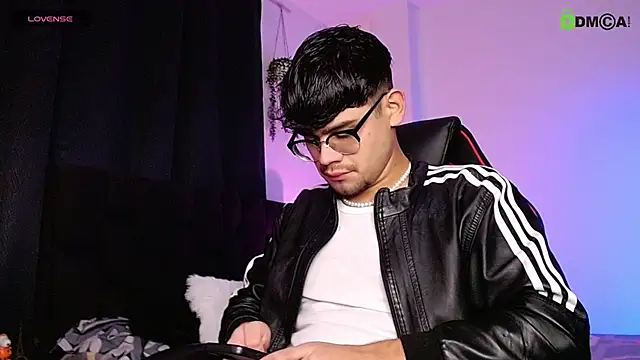 Snapshot of isaac-saenz chatting on 5, 11, 2025 isaac-saenz online show from 5, 11, 2025