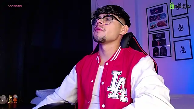 Snapshot of isaac-saenz chatting on 4, 12, 2025 isaac-saenz online show from 4, 12, 2025