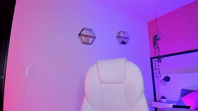 Bella walker  online show from 16, 4, 2026