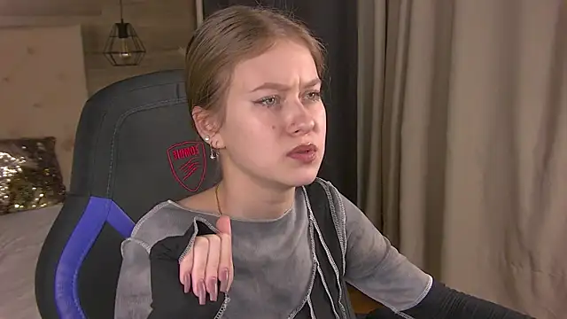 Snapshot of EveMundie chatting on 15, 2, 2025 EveMundie online show from 15, 2, 2025