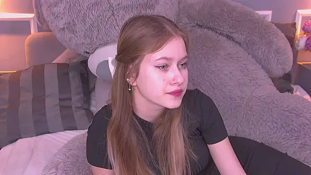 Snapshot of EveMundie chatting on 19, 2, 2025 EveMundie online show from 19, 2, 2025