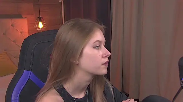 Snapshot of EveMundie chatting on 22, 2, 2025 EveMundie online show from 22, 2, 2025