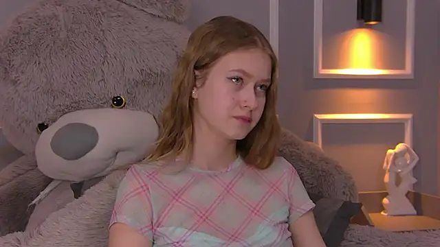 Snapshot of EveMundie chatting on 2, 3, 2025 EveMundie online show from 2, 3, 2025