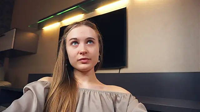 QuennaCoote online show from 6, 3, 2025