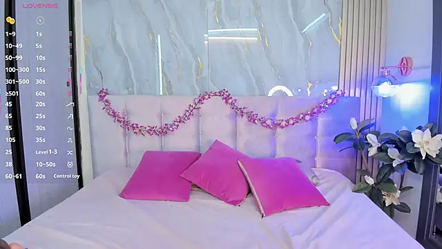 Snapshot of SalomeeHills chatting on 9, 6, 2026 SalomeeHills online show from 9, 6, 2026