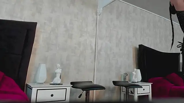 NahomyCarther online show from 8, 4, 2026