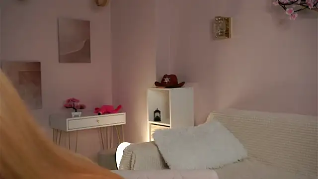 SunnivaCovil online show from 5, 4, 2026