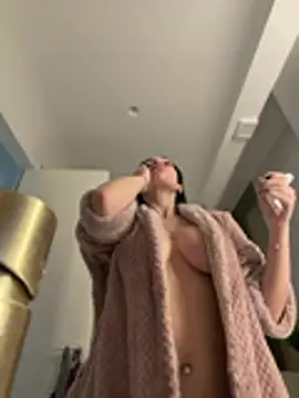 Snapshot of Mia_Splash chatting on 7, 4, 2026 Mia Splash online show from 7, 4, 2026