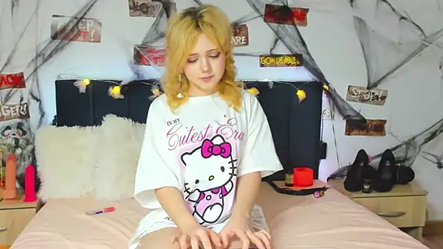 Snapshot of EmilyAngells chatting on 28, 10, 2025 EmilyAngells online show from 28, 10, 2025