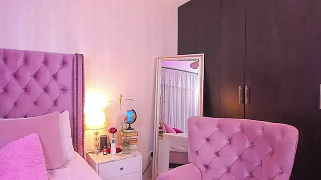 natashaleightt online show from 6, 3, 2025