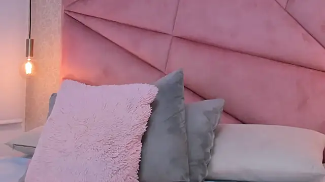 SalomeHills   online show from 28, 2, 2025