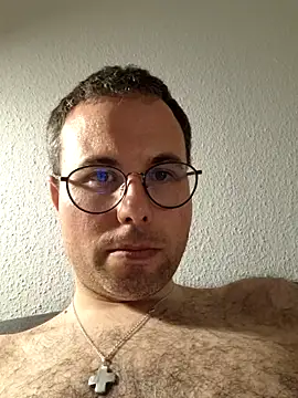 Snapshot of Simonudist chatting on 12, 4, 2026 Simonudist online show from 12, 4, 2026