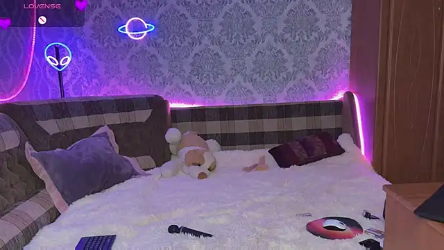 Velvettouch  online show from 16, 3, 2025