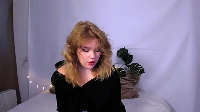 LaseyMoon online show from 2, 3, 2025
