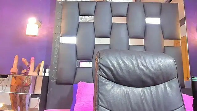 EMYCLARK01 online show from 31, 5, 2026