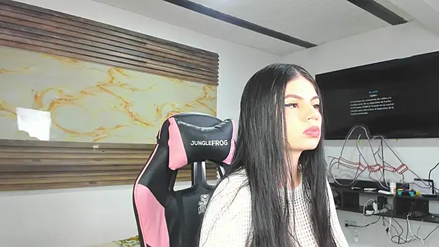 Snapshot of Cloe_roouse chatting on 4, 12, 2025 Cloe roouse online show from 4, 12, 2025