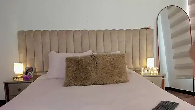 Snapshot of Sophie_Restrepo chatting on 1, 2, 2026 Sophie Restrepo online show from 1, 2, 2026