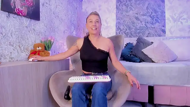 Liannaa  online show from 18, 9, 2025