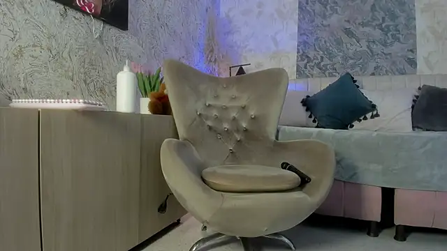 Liannaa  online show from 8, 10, 2025