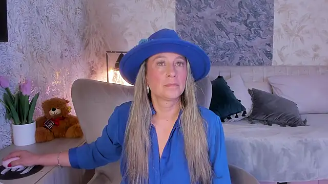 Liannaa  online show from 5, 11, 2025