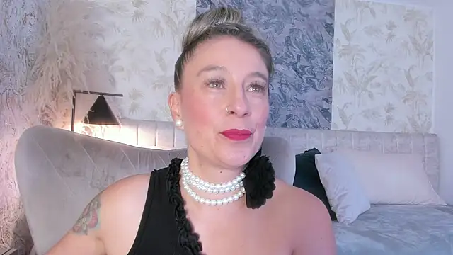 Liannaa  online show from 6, 11, 2025