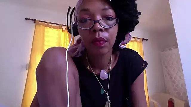 Snapshot of Ladyzee25 chatting on 28, 9, 2025 Ladyzee25 online show from 28, 9, 2025