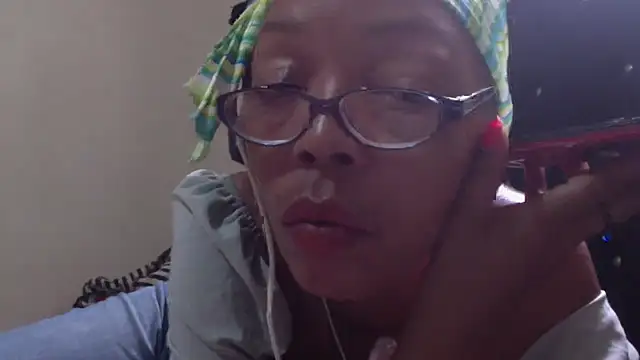 Snapshot of Ladyzee25 chatting on 7, 10, 2025 Ladyzee25 online show from 7, 10, 2025