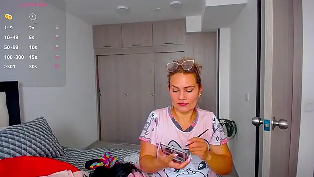 Snapshot of CarolinneFiotti chatting on 11, 9, 2025 CarolinneFiotti online show from 11, 9, 2025
