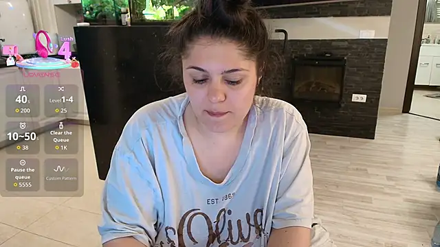 Snapshot of Layla- chatting on 26, 4, 2026 Layla- online show from 26, 4, 2026