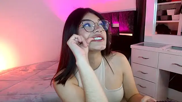 Snapshot of _Camilaaa_ chatting on 10, 10, 2025 Camilaaa online show from 10, 10, 2025