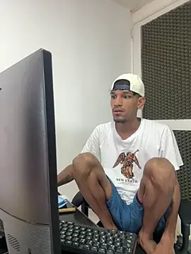 Snapshot of Miguel_bigcock chatting on 16, 5, 2026 Miguel bigcock online show from 16, 5, 2026