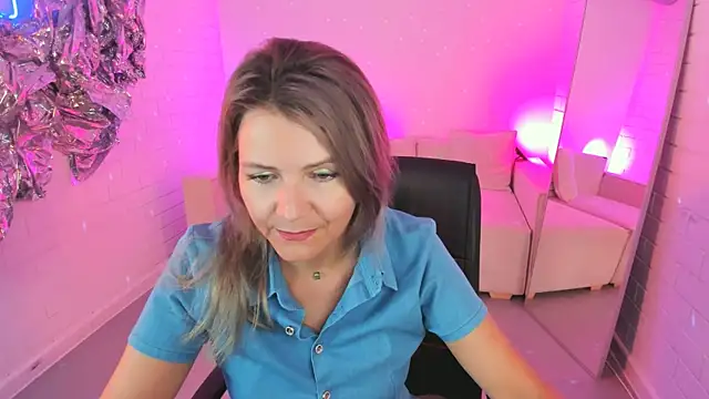 Snapshot of NicoleHitman chatting on 5, 7, 2026 NicoleHitman online show from 5, 7, 2026