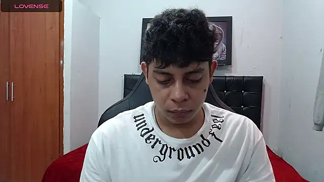 Alejandroo 22 online show from 20, 3, 2025